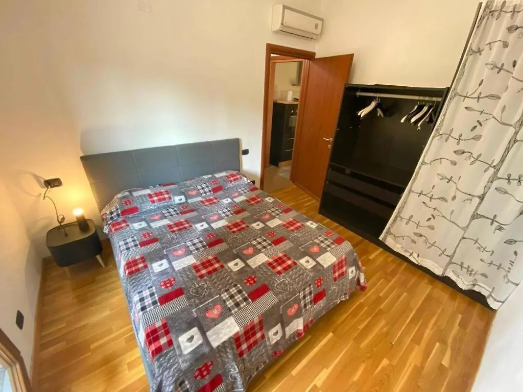 Conte Rosso House, Con Doppia Terrazza In Coorte Tranquilla A Due Passi Da Stazione E Metropolitana Lambrate Apartment Milan 0*,  Italy