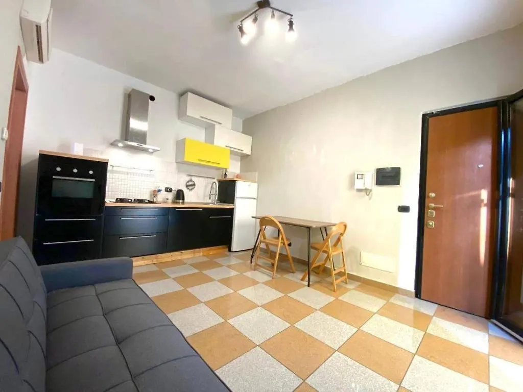 Conte Rosso House, Con Doppia Terrazza In Coorte Tranquilla A Due Passi Da Stazione E Metropolitana Lambrate Apartment Milan